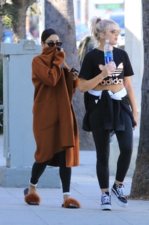 Vanessa Hudgens feet photo thumbnail