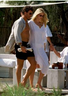 Claudia Schiffer feet photo thumbnail