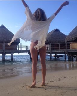 Carmen Electra feet photo thumbnail