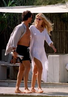 Claudia Schiffer feet photo thumbnail