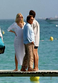 Claudia Schiffer feet photo thumbnail