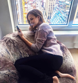 Josephine Skriver feet photo thumbnail