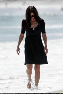 Courteney Cox feet photo thumbnail