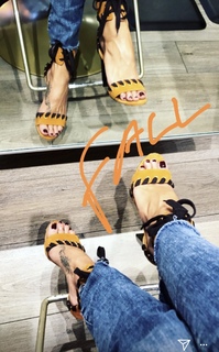 Brooke Burke feet photo thumbnail