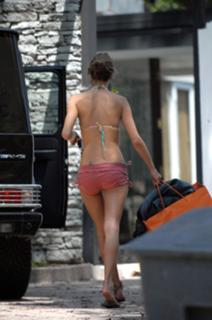 Alessandra Ambrosio feet photo thumbnail