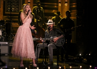 Miley Cyrus feet photo thumbnail