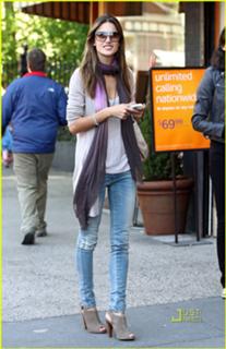 Alessandra Ambrosio feet photo thumbnail