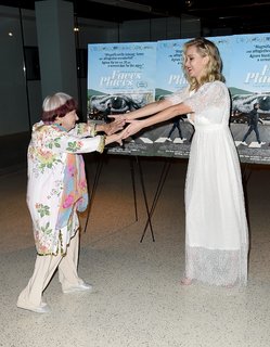Jennifer Lawrence feet photo thumbnail