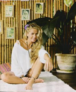 Adriane Galisteu feet photo thumbnail