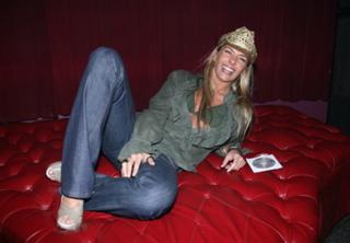 Adriane Galisteu feet photo thumbnail