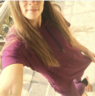 Danica Patrick feet photo thumbnail