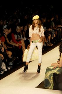 Izabel Goulart feet photo thumbnail