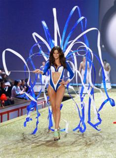 Izabel Goulart feet photo thumbnail