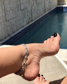 Karin Klemp feet photo thumbnail