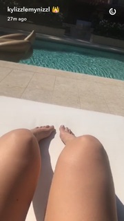 Kylie Jenner feet photo thumbnail
