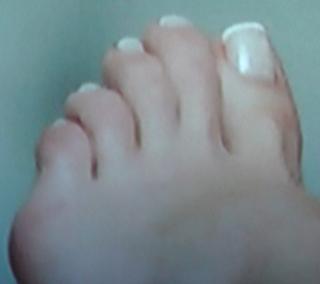 Laura Vandervoort feet photo thumbnail