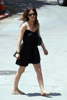 Rachel Bilson feet photo thumbnail