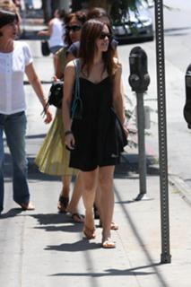 Rachel Bilson feet photo thumbnail