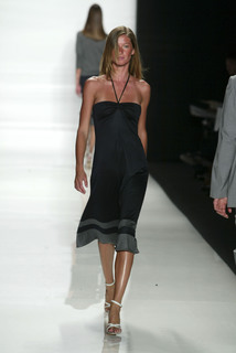 Gisele Bündchen feet photo thumbnail