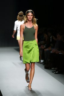 Gisele Bündchen feet photo thumbnail