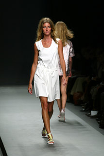 Gisele Bündchen feet photo thumbnail