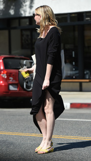 Kirsten Dunst feet photo thumbnail