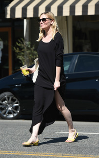 Kirsten Dunst feet photo thumbnail