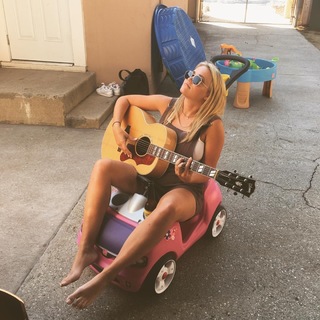 Emily Osment feet photo thumbnail