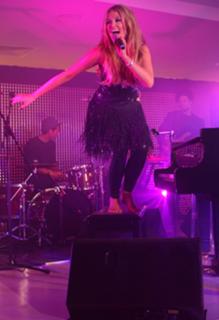 Delta Goodrem feet photo thumbnail