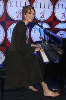 Delta Goodrem feet photo thumbnail