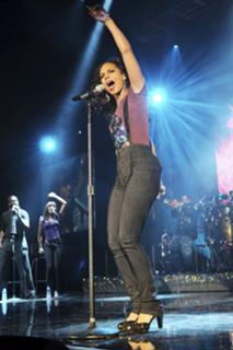 Alicia Keys feet photo thumbnail