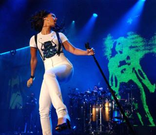 Alicia Keys feet photo thumbnail