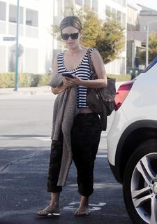 Rachel Bilson feet photo thumbnail