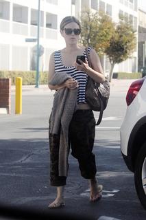 Rachel Bilson feet photo thumbnail