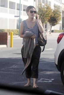 Rachel Bilson feet photo thumbnail