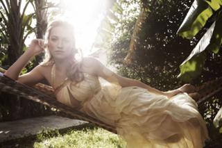 Yvonne Strahovski feet photo thumbnail