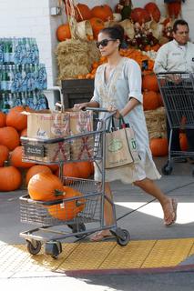 Halle Berry feet photo thumbnail