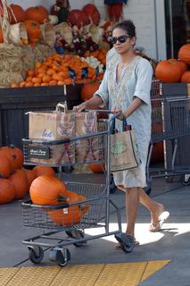 Halle Berry feet photo thumbnail