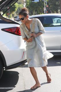 Halle Berry feet photo thumbnail