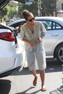 Halle Berry feet photo thumbnail