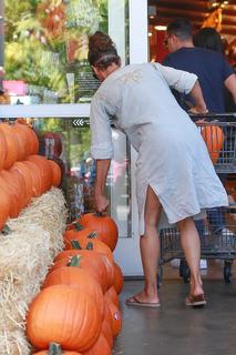 Halle Berry feet photo thumbnail