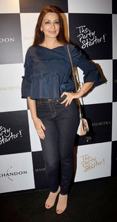 Sonali Bendre feet photo thumbnail