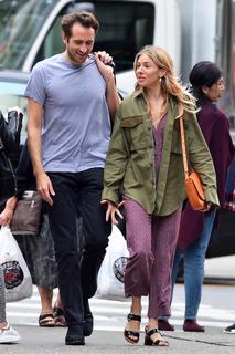 Sienna Miller feet photo thumbnail
