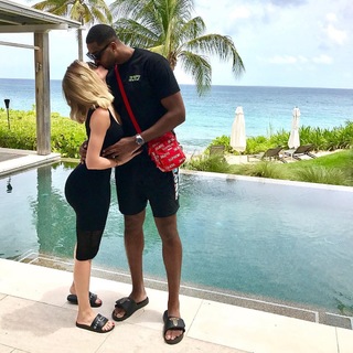Khloé Kardashian feet photo thumbnail