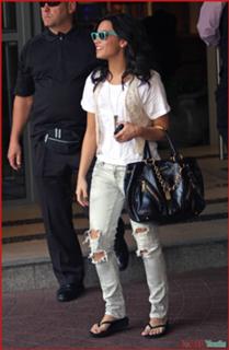 Demi Lovato feet photo thumbnail