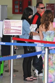 Demi Lovato feet photo thumbnail