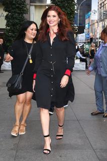 Debra Messing feet photo thumbnail