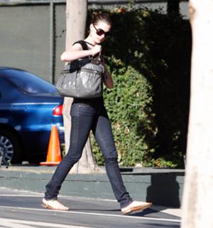 Anne Hathaway feet photo thumbnail