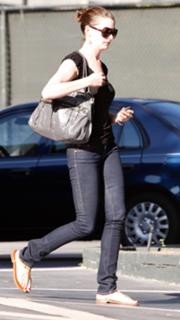 Anne Hathaway feet photo thumbnail