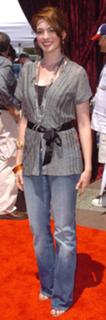 Anne Hathaway feet photo thumbnail
